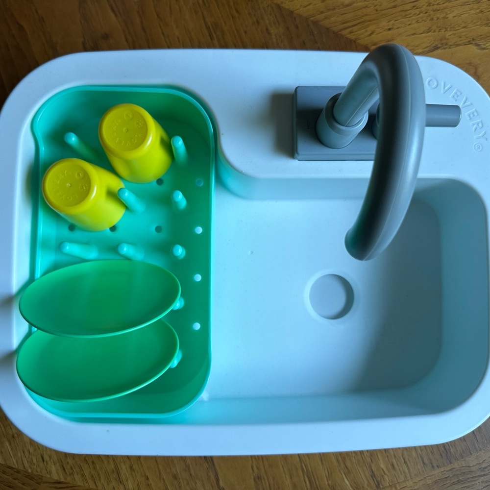 Lovevery Sustainable Sink with Bio Cups, Plates, & Dish Rack
